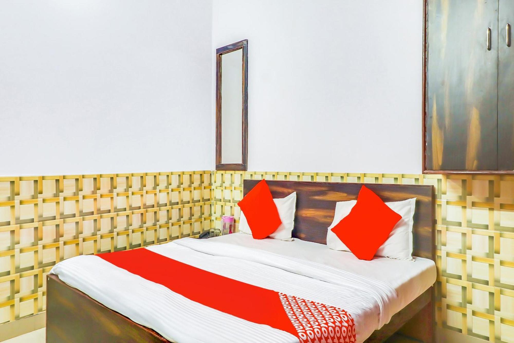 โอโย 76591 โฮเทล ดอลฟิน Hotel ลัคเนา ภายนอก รูปภาพ
